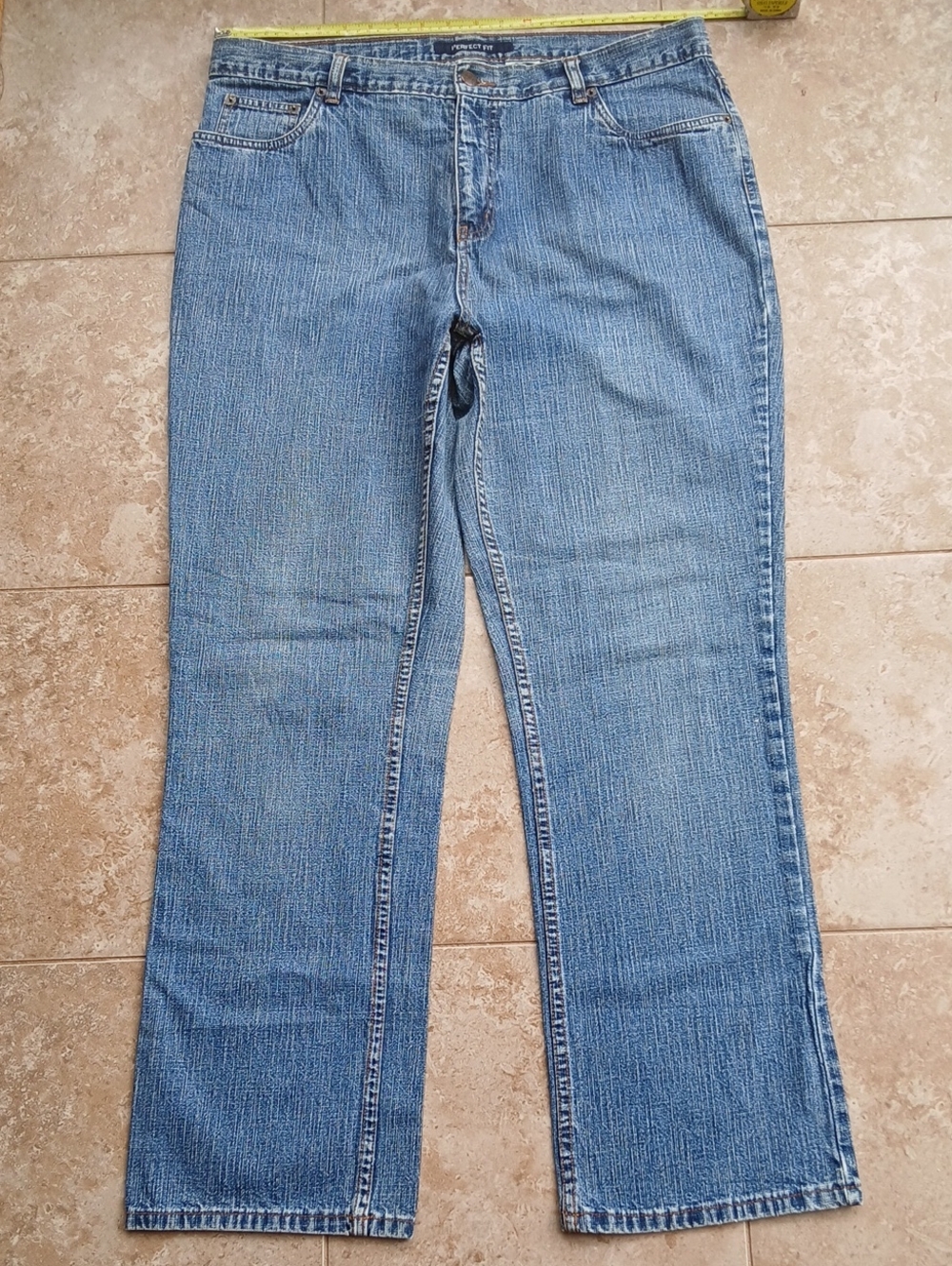 bill blass Women's Perfect Fit Straight-Leg Jeans in Medium Blue